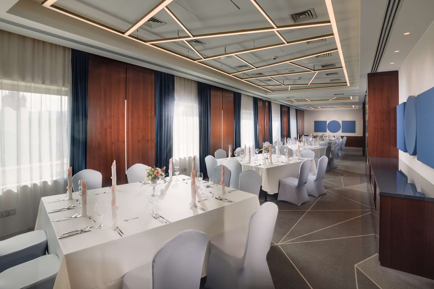 Фото DoubleTree by Hilton Hotel Cluj - City Plaza