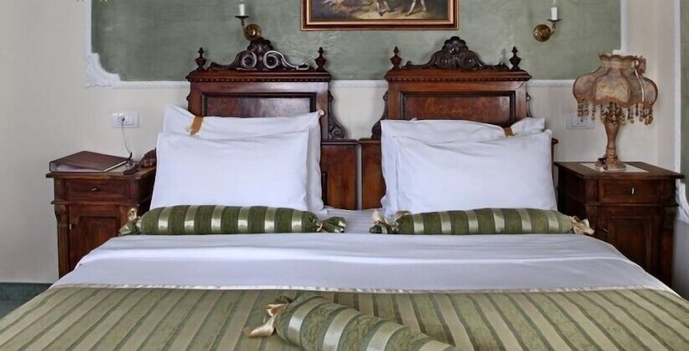 Фото Queen's Astoria Design Hotel