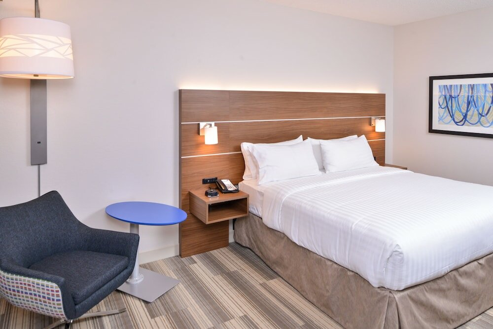 Фото Holiday Inn Express Hotel & Suites Indianapolis Dtn-Conv Ctr, an Ihg Hotel