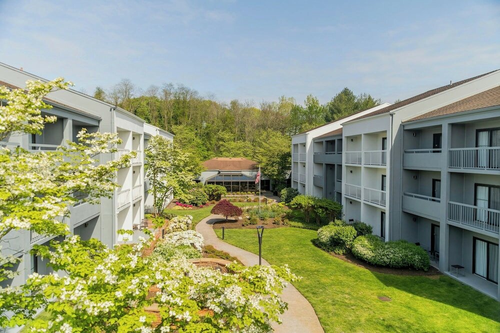 Фото Courtyard by Marriott Lincroft Red Bank