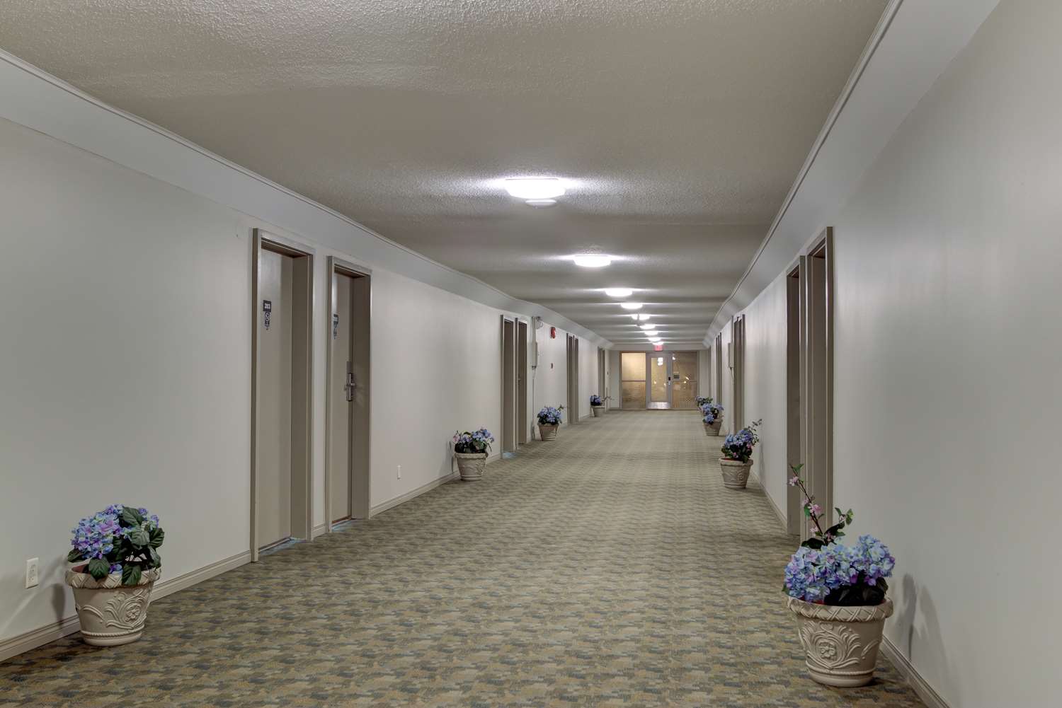 Фото Knights Inn Kamloops