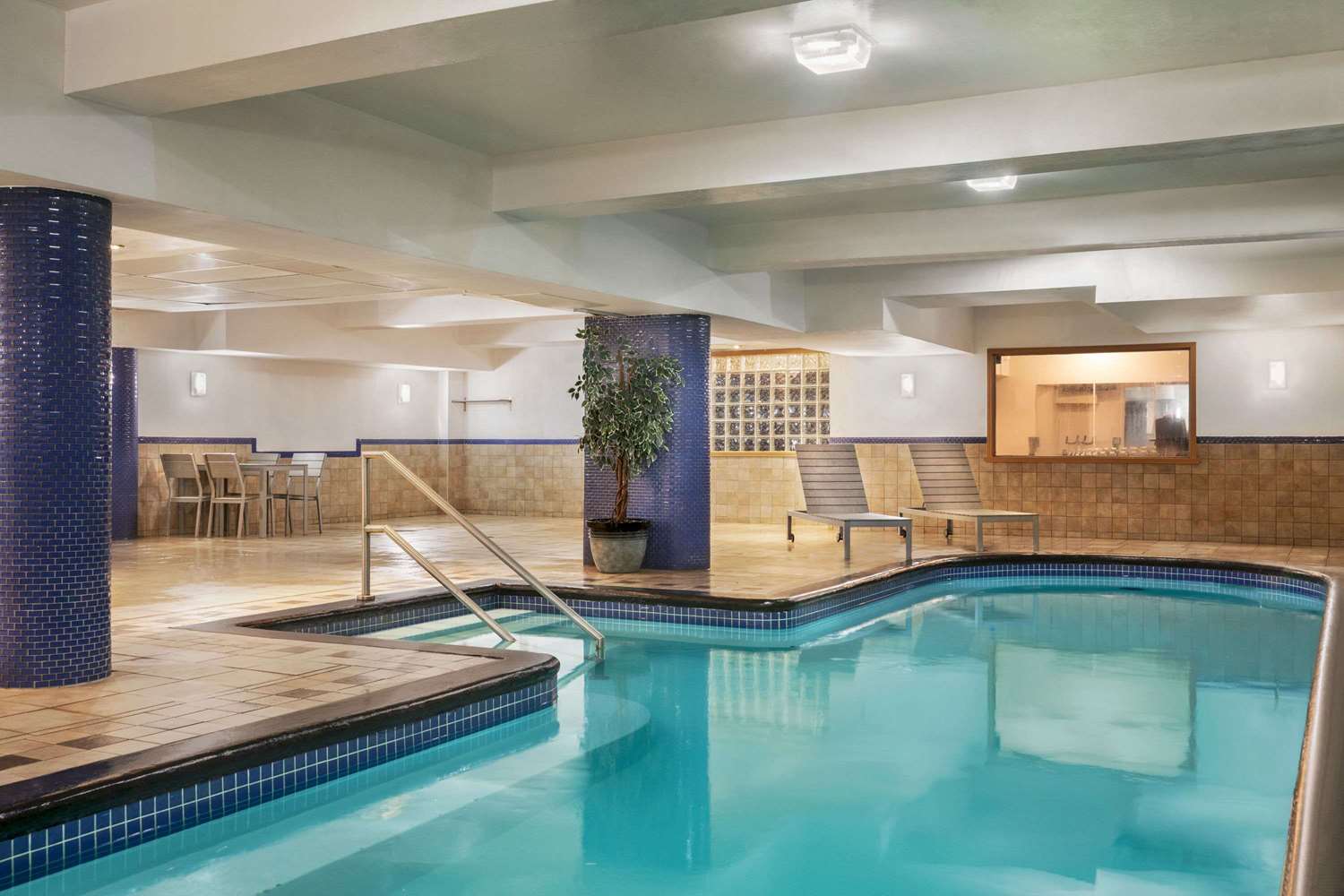 Фото Ramada Plaza by Wyndham Montreal