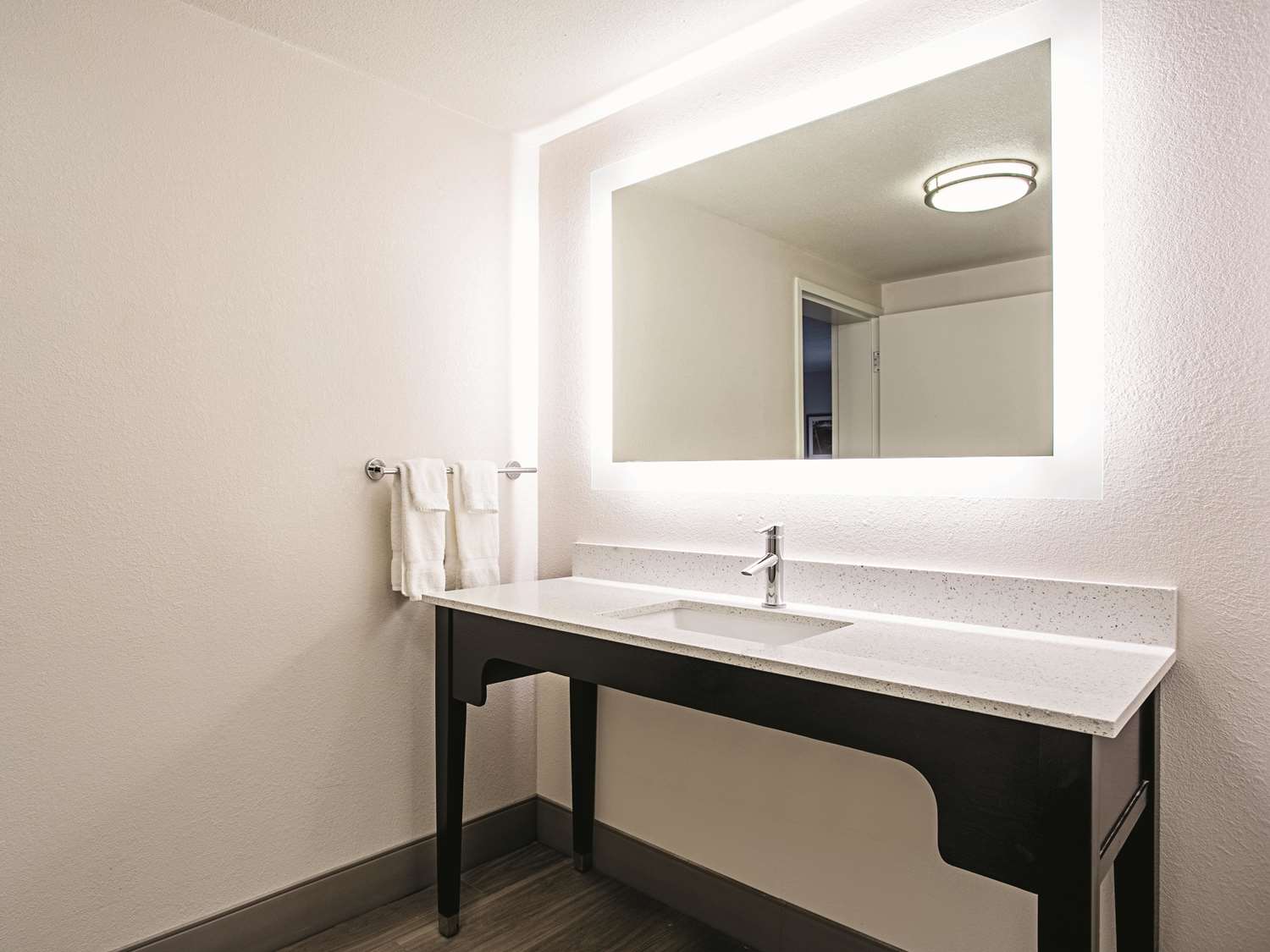 Фото La Quinta Inn & Suites by Wyndham Baltimore N White Marsh