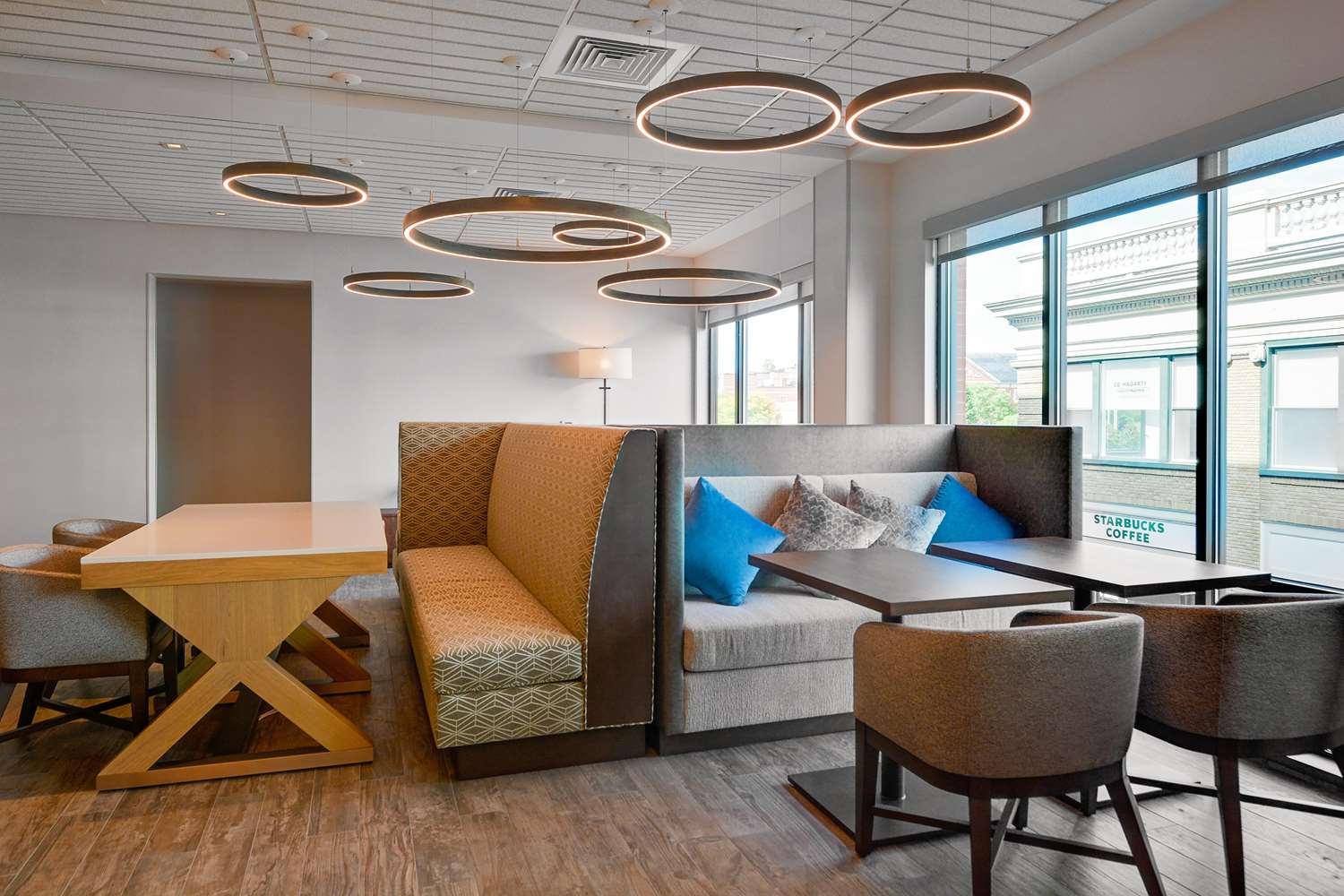 Фото Hampton Inn Salem Boston