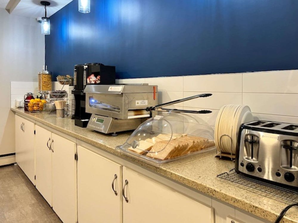 Фото Econo Lodge Motel Village