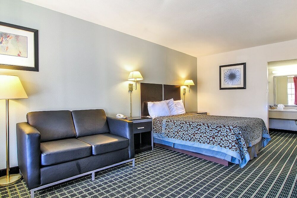 Фото Days Inn by Wyndham Market Center Dallas Love Field