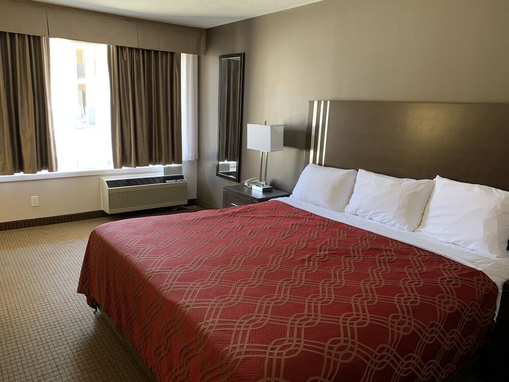 Фото Econo Lodge Inn & Suites Lethbridge