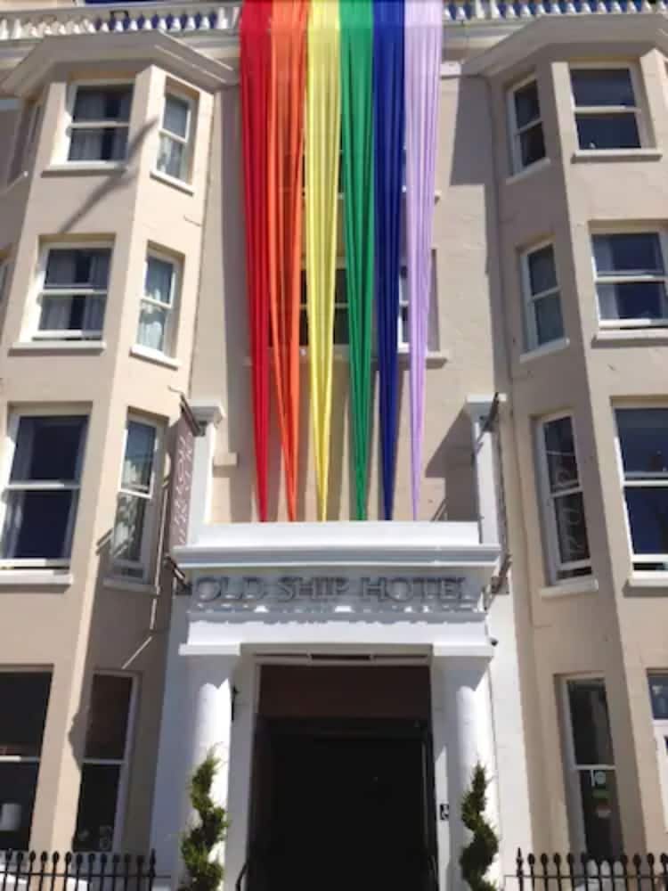 Фото The Old Ship Hotel
