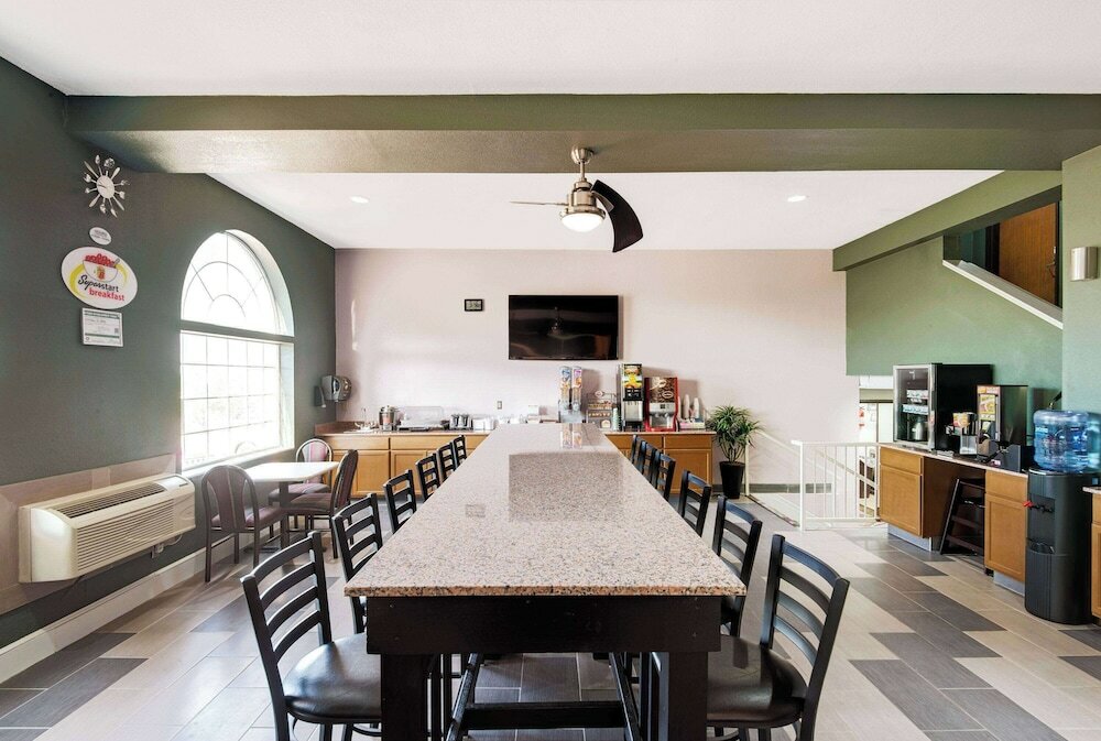 Фото Super 8 by Wyndham Kansas City