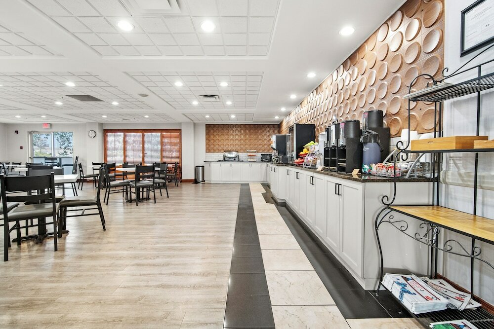 Фото Wingate by Wyndham Edmonton West