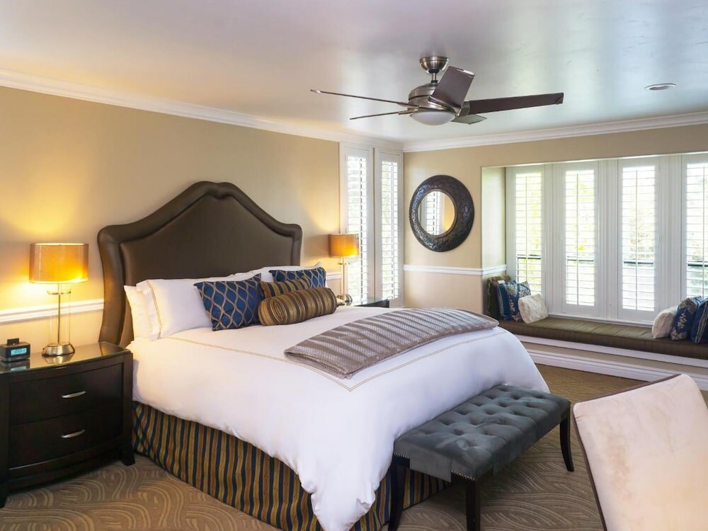 Фото Carriage House Inn