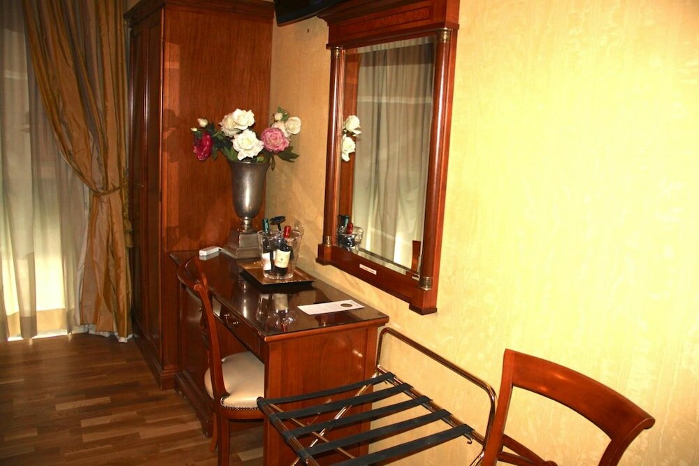 Фото Luxury Rooms H 2000 Roma