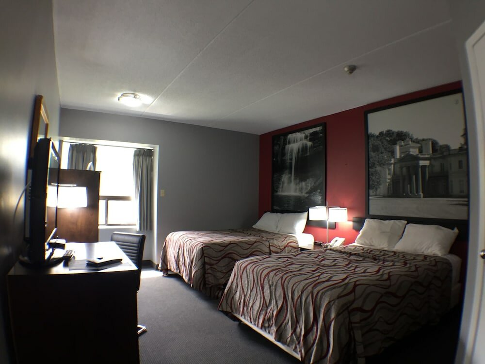 Фото Super 8 by Wyndham Mt Hope Hamilton Intl Arpt On