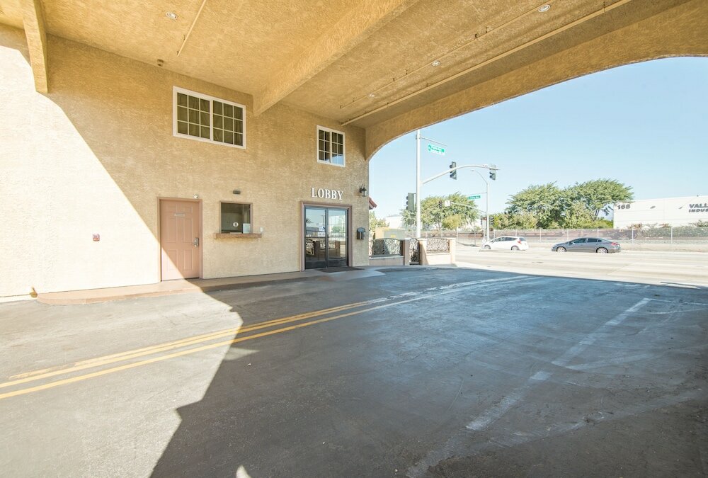 Фото Industry Inn & Suites