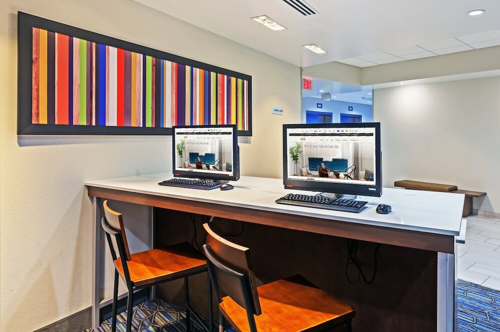 Фото Holiday Inn Express & Suites Tulsa South - Woodland Hills, an Ihg Hotel