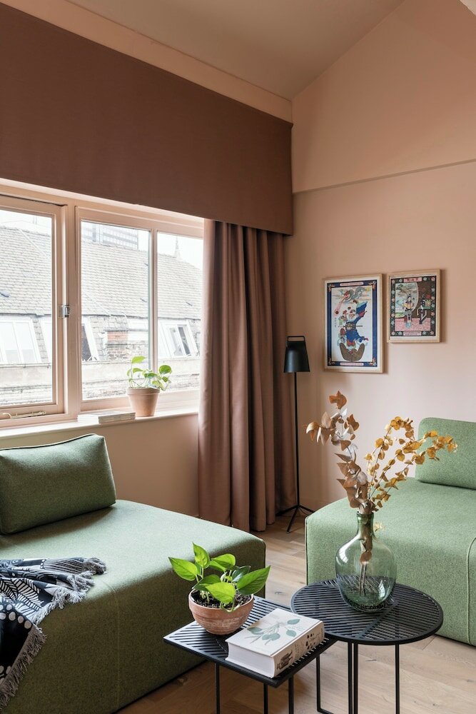 Фото Whitworth Locke