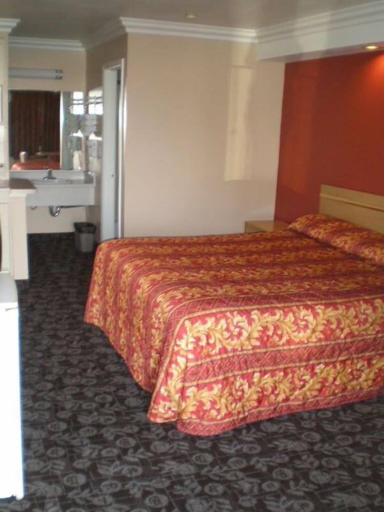 Фото Ontario Inn & Suites