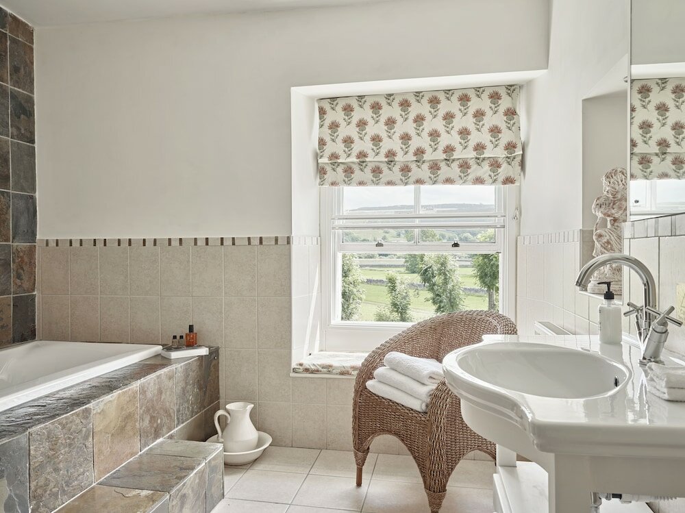 Фото Tennant Arms Hotel