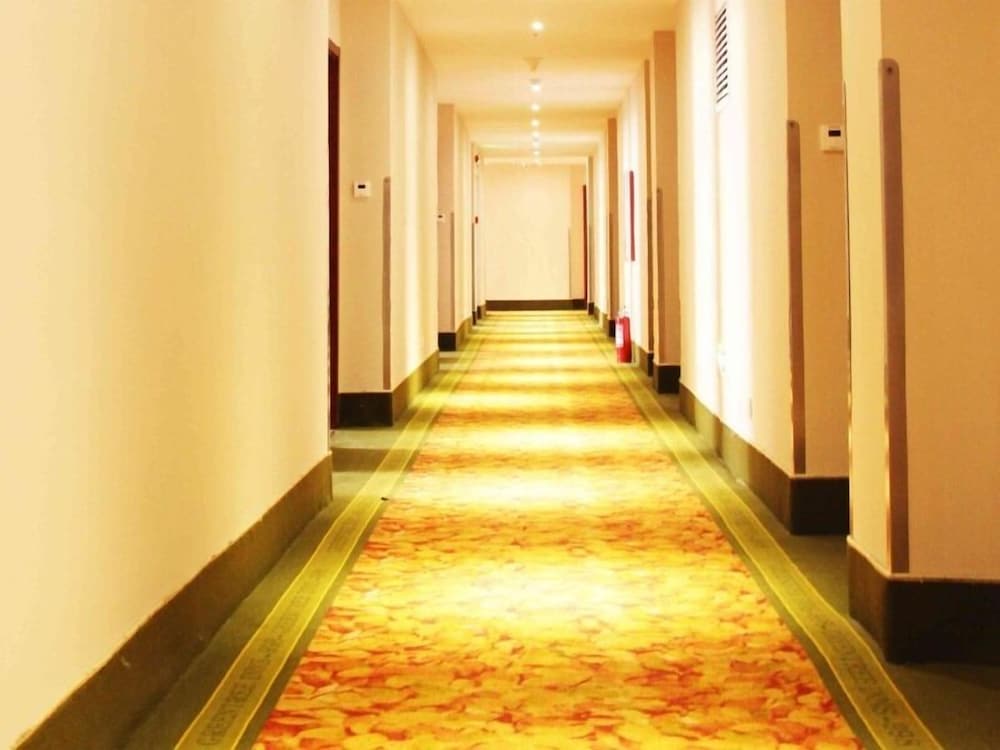 Фото GreenTree Inn Qingdao Development District Sdust Express Hotel