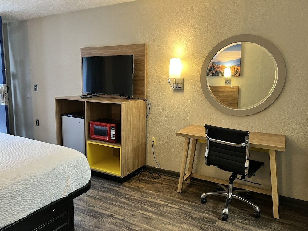 Фото Days Inn by Wyndham College Park Airport Best Road