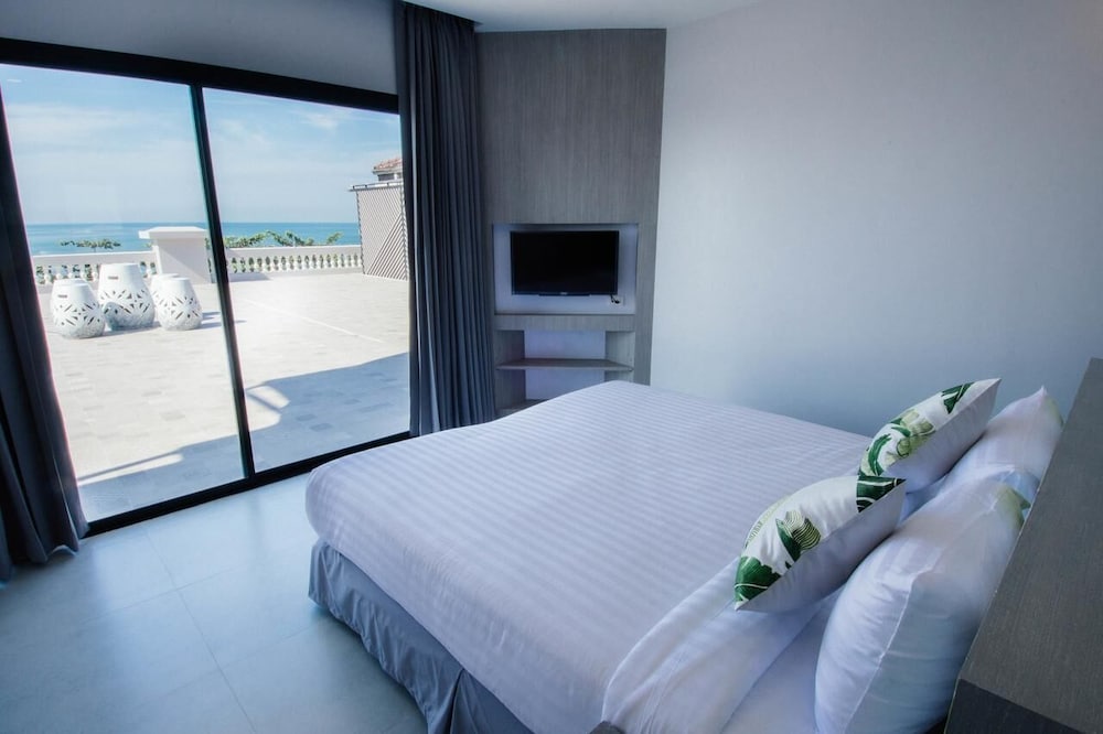 Фото The Pat Hotel