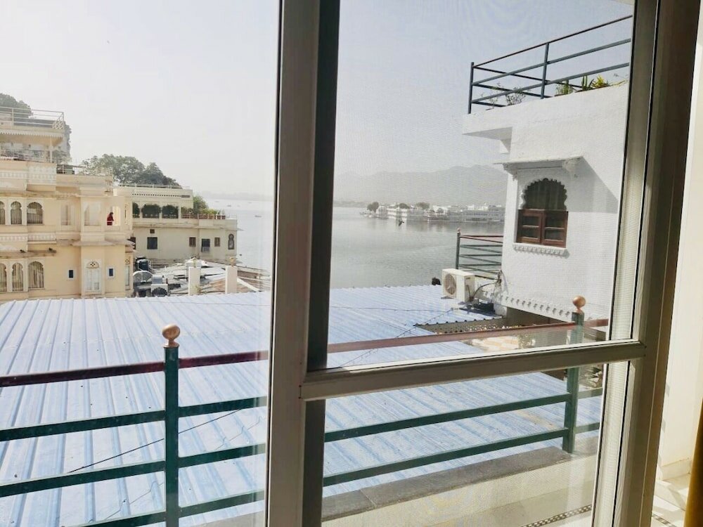 Фото Hotal Devraj Niwas on Lake Pichola Udaipur