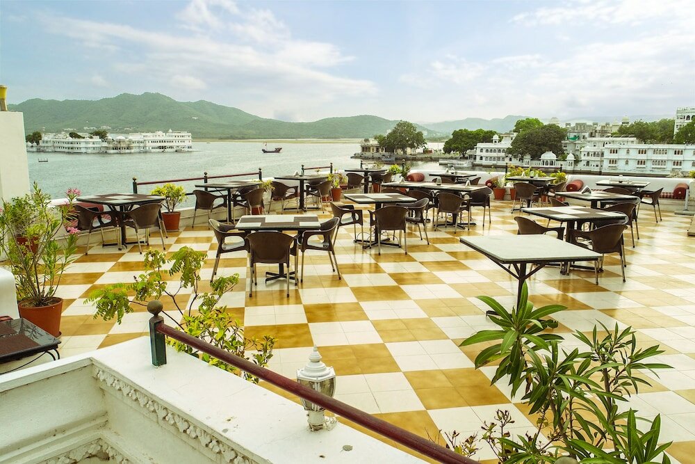 Фото Hotal Devraj Niwas on Lake Pichola Udaipur