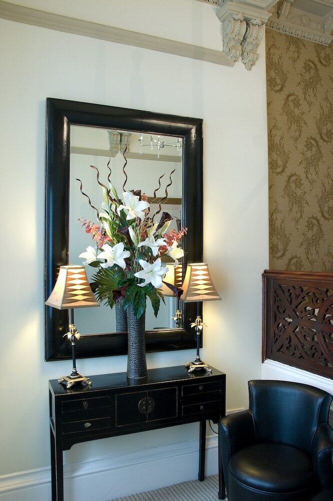 Фото Number 10 Hotel