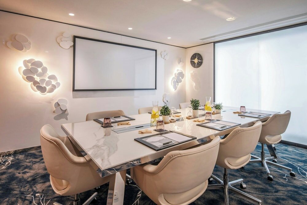 Фото Renaissance Paris Republique Hotel