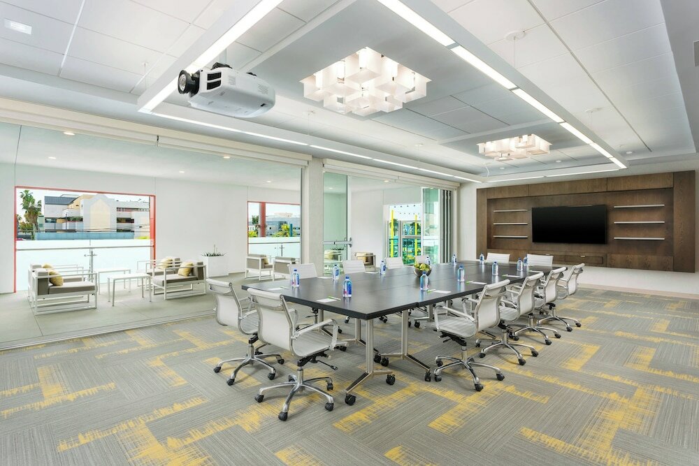 Фото Courtyard by Marriott Santa Monica