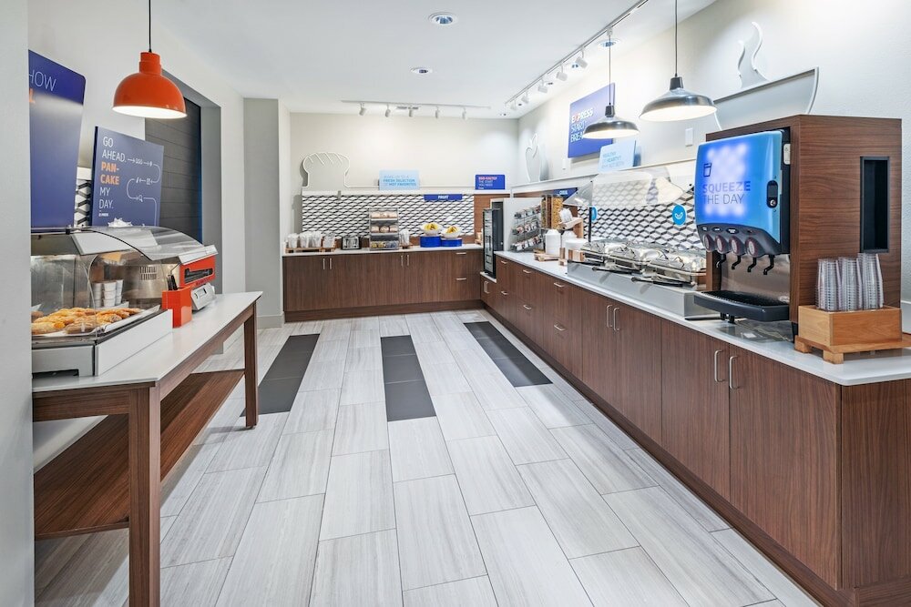 Фото Holiday Inn Express & Suites West, an Ihg Hotel