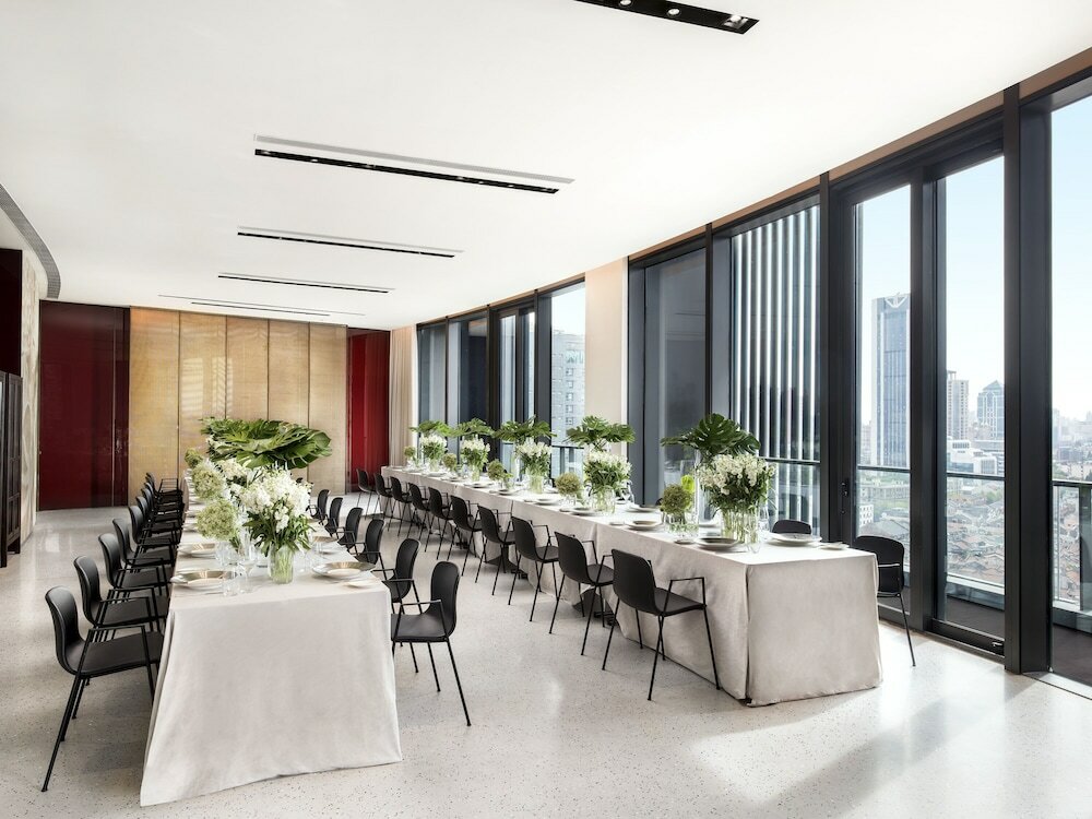 Фото The Middle House