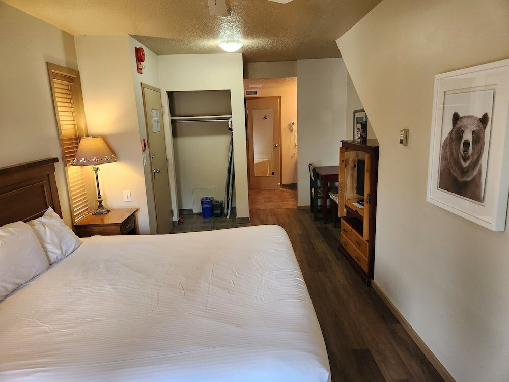 Фото Waterton Lakes Lodge Resort