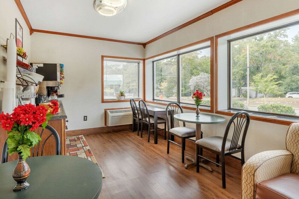 Фото Econo Lodge Fort Jackson