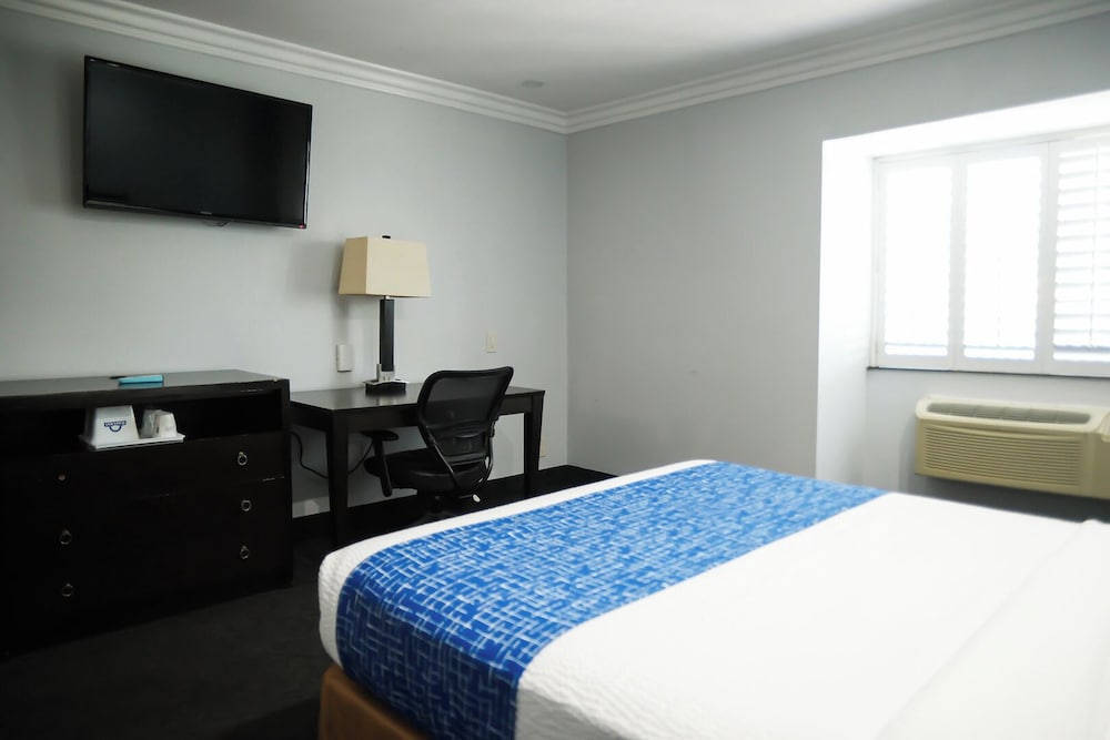 Фото Days Inn by Wyndham West Covina