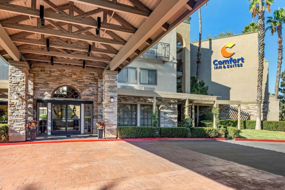 Фото Comfort Inn & Suites Orange County John Wayne Airport