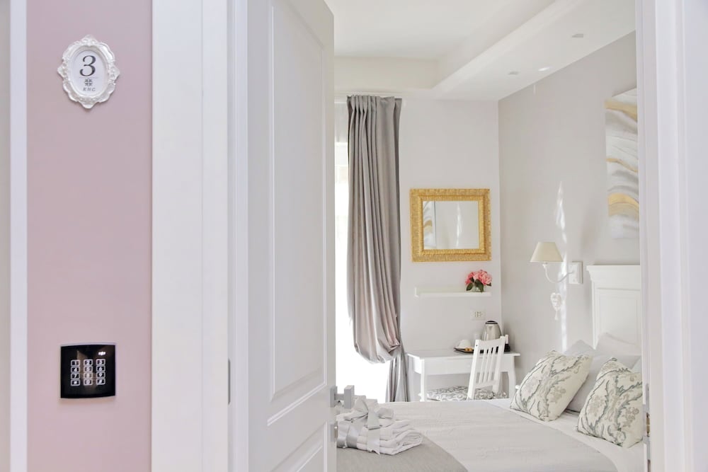 Фото Roman Holiday Charming