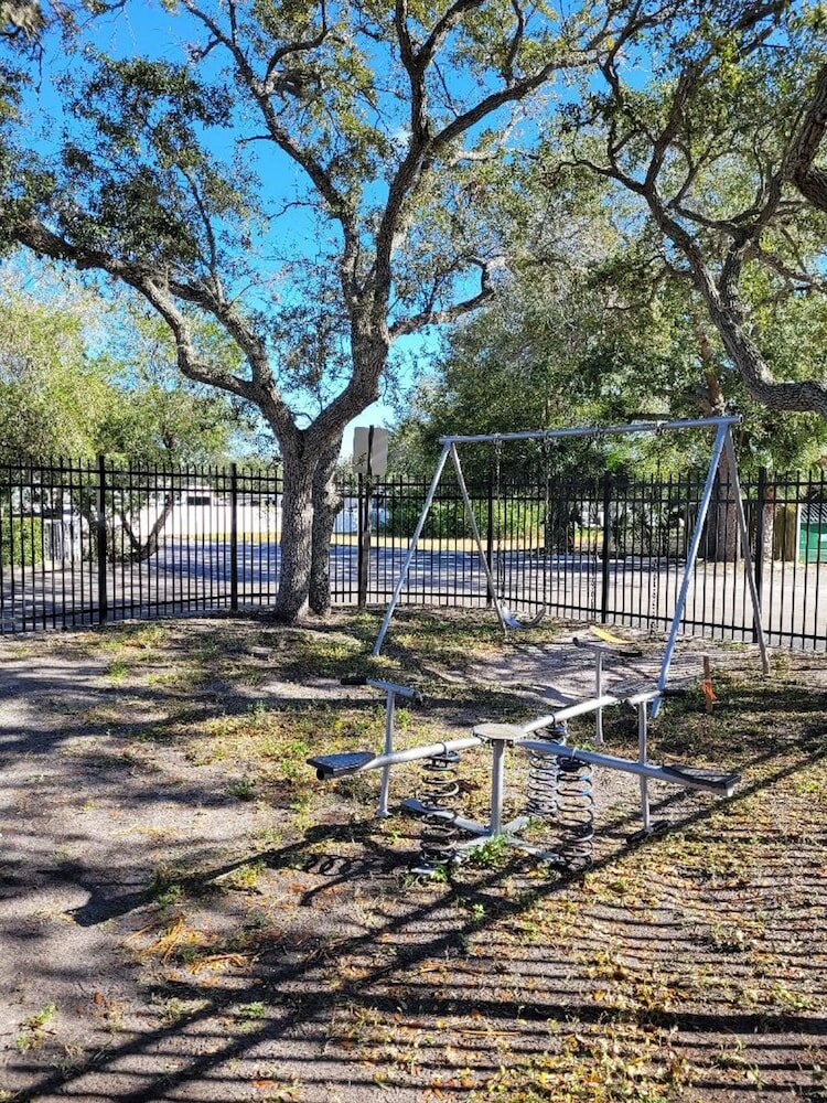 Фото Days Inn by Wyndham Clearwater/Gulf to Bay