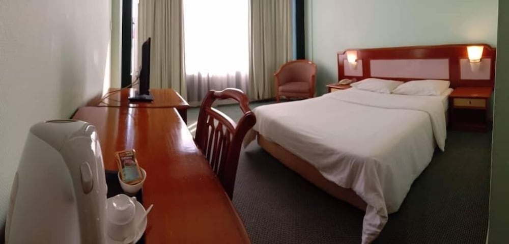 Фото Somerset Hotel