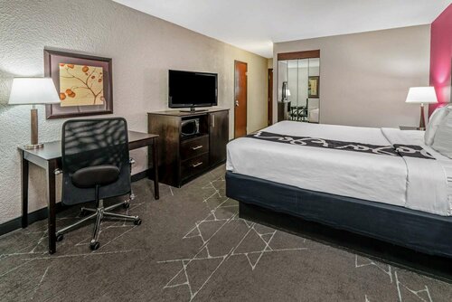 Гостиница La Quinta Inn & Suites by Wyndham Dallas I-35 Walnut Hill Ln в Карроллтоне