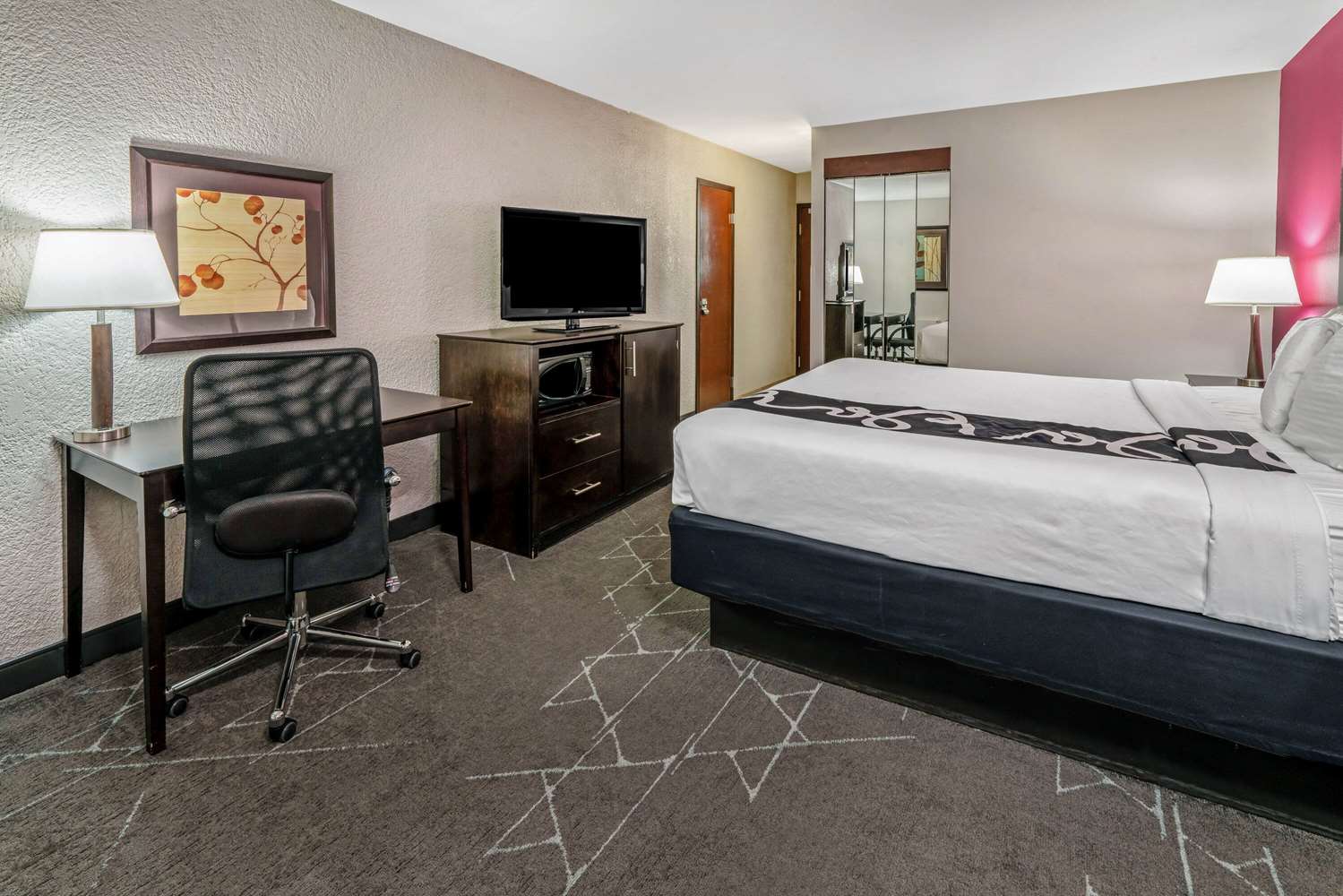 Фото La Quinta Inn & Suites by Wyndham Dallas I-35 Walnut Hill Ln