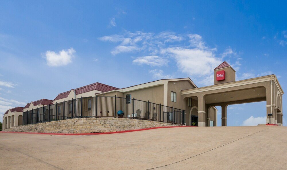Фото Red Roof Inn & Suites Austin East - Manor
