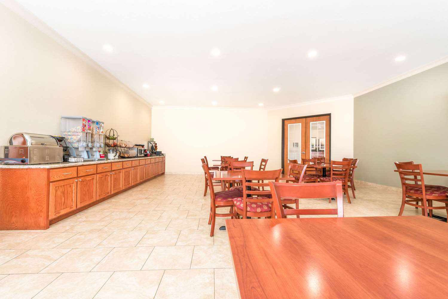 Фото Ramada by Wyndham College Station