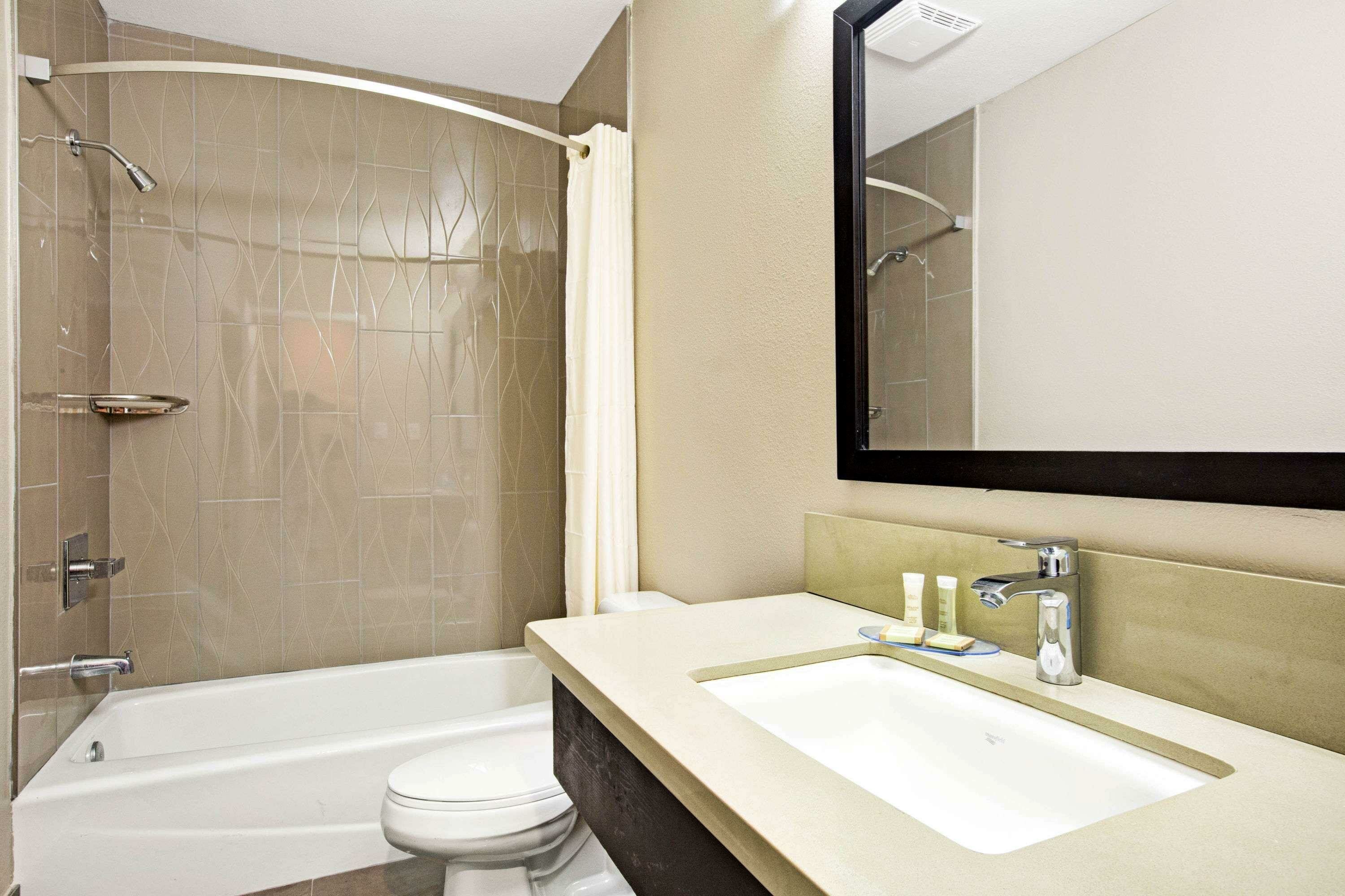 Фото Skyways Hotel