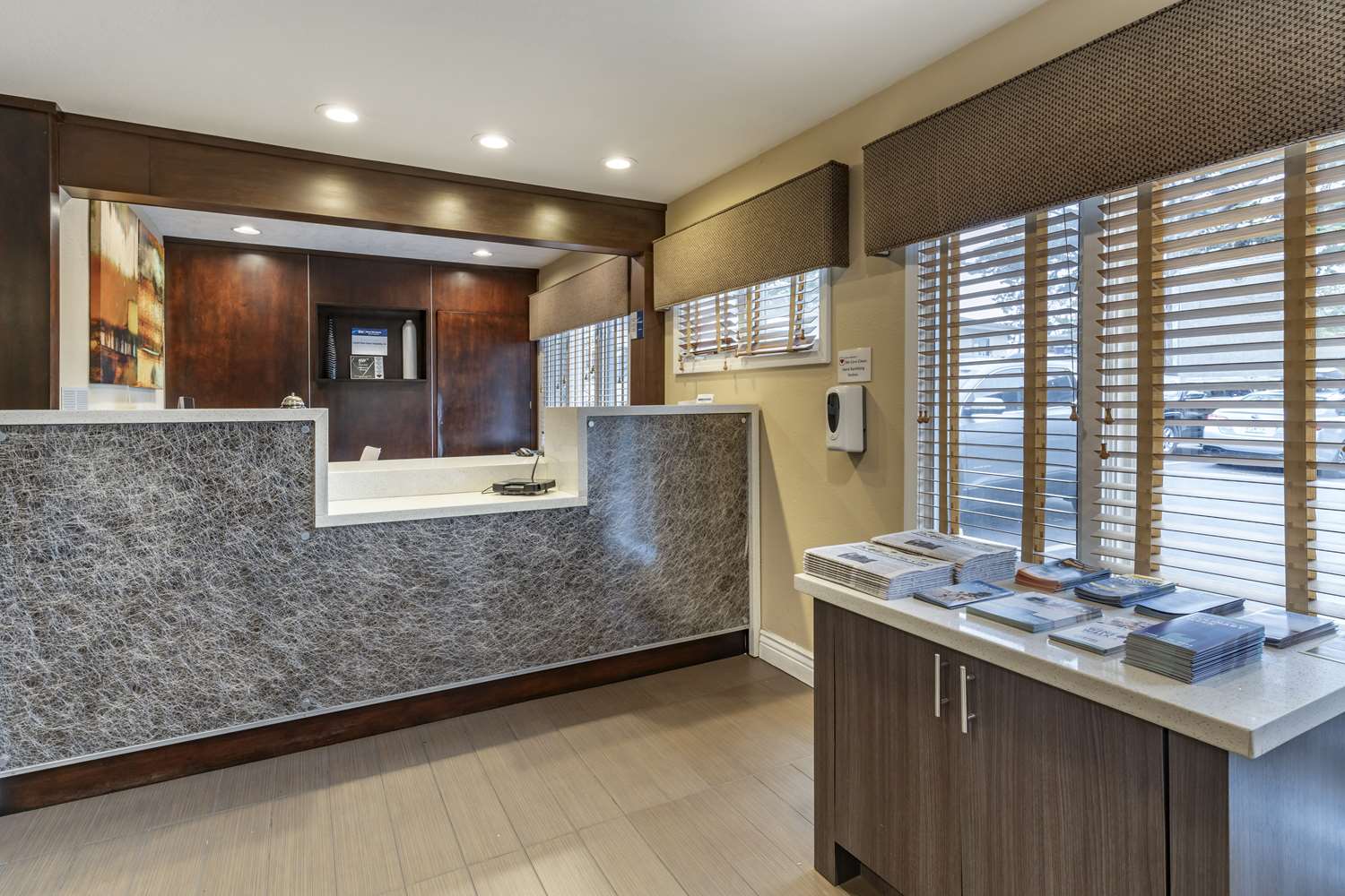 Фото Best Western Carmel's Town House Lodge