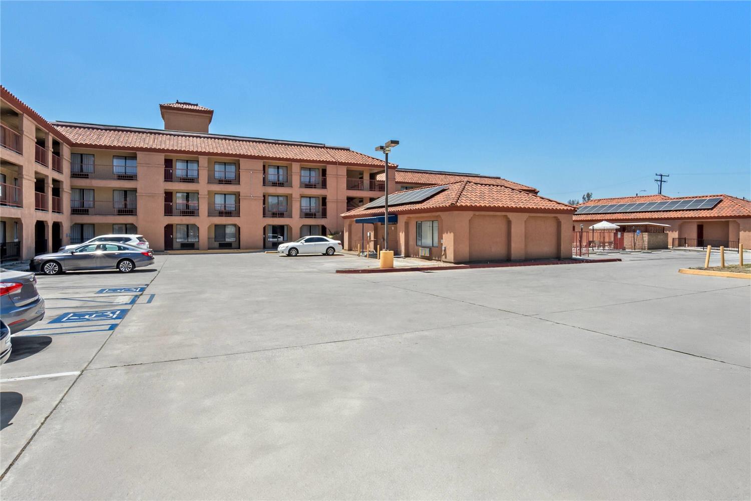 Фото Days Inn by Wyndham Fontana Rialto