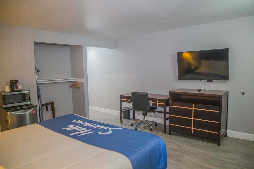 Фото Days Inn by Wyndham Redwood City
