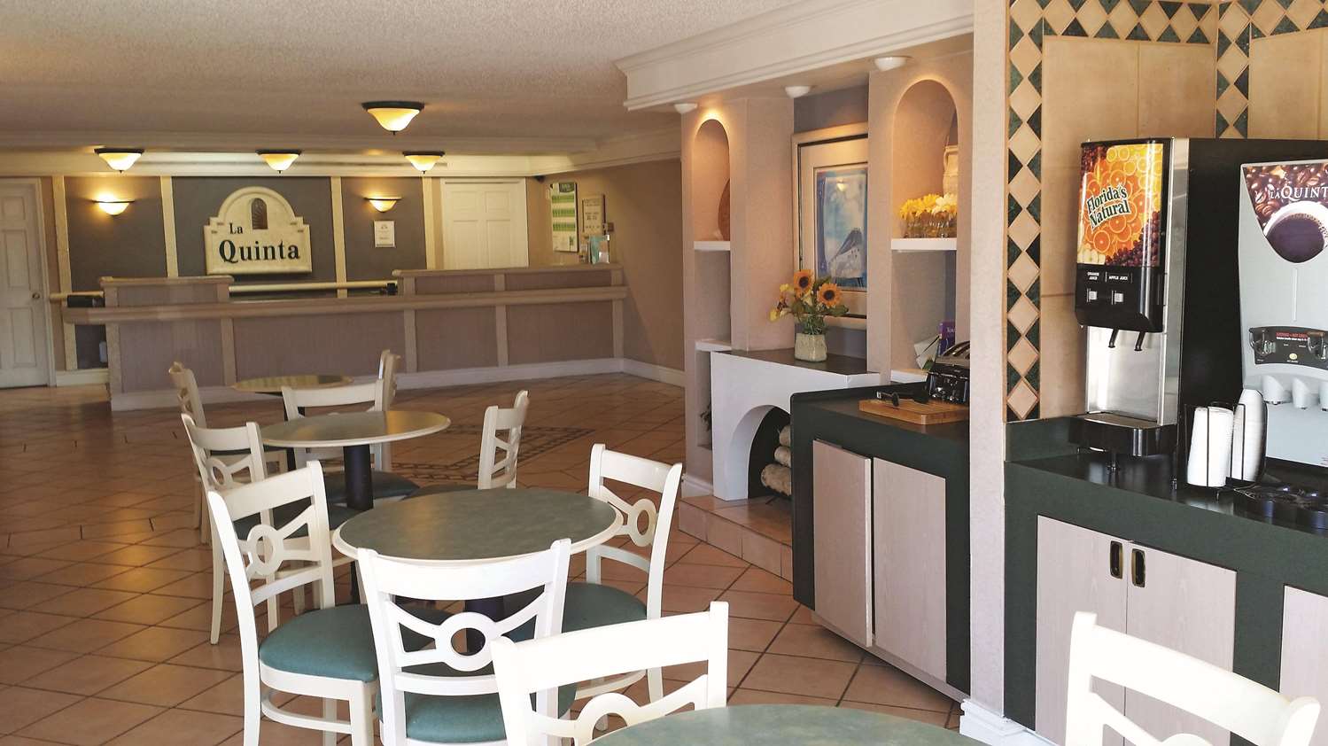 Фото La Quinta Inn by Wyndham Albuquerque Airport