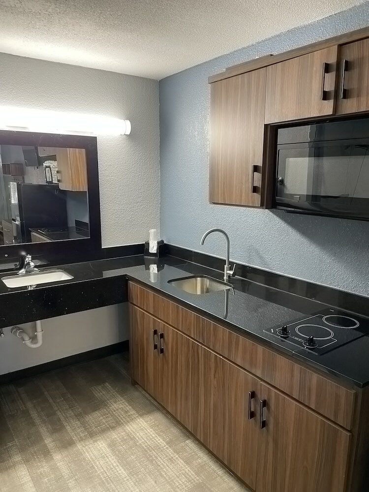 Фото HomeTowne Studios by Red Roof San Antonio E - Near At&t Center