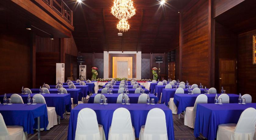 Фото The River Hotel